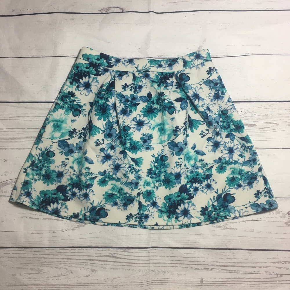Aeropostale skirt blue and white flowers